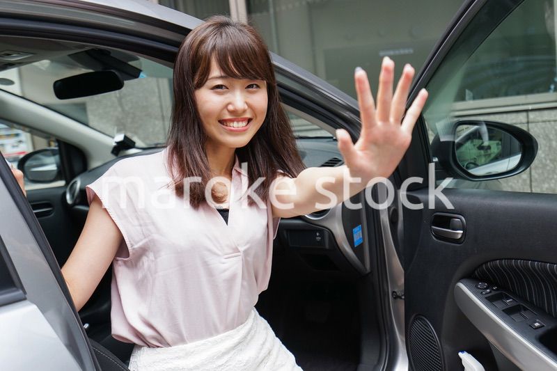 車から降りる女性