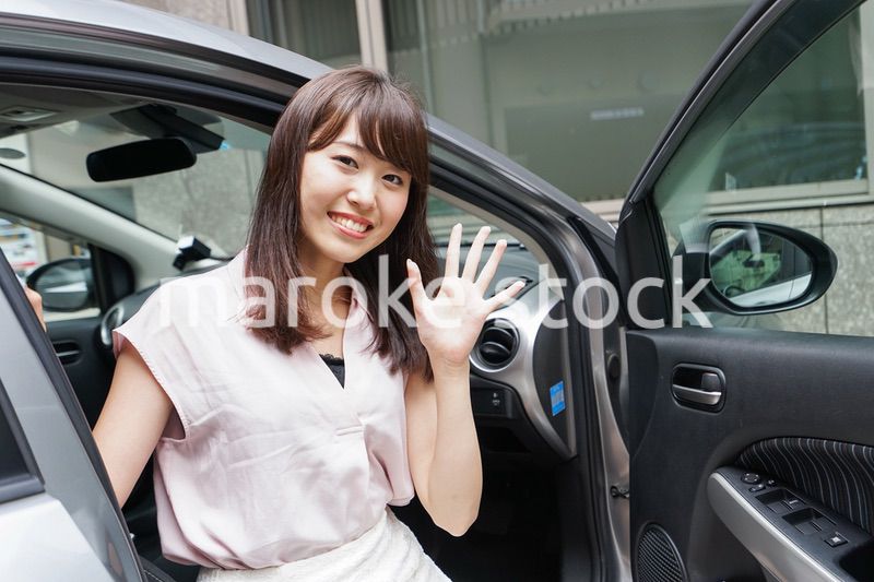 車から降りる女性