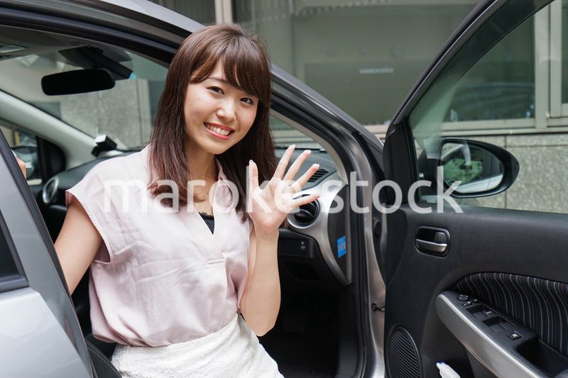 車から降りる女性