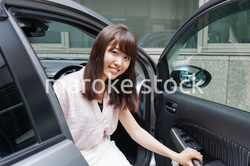 車から降りる女性