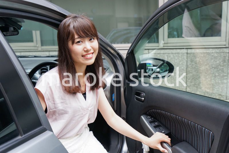 車から降りる女性