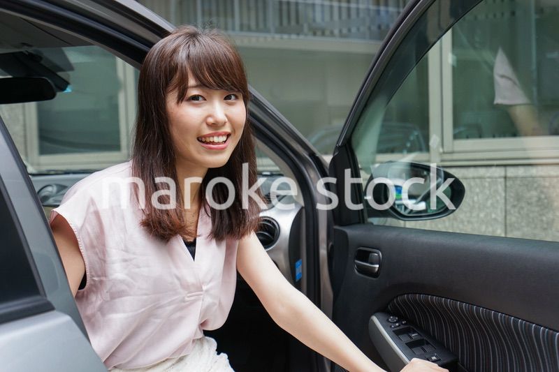 車から降りる女性