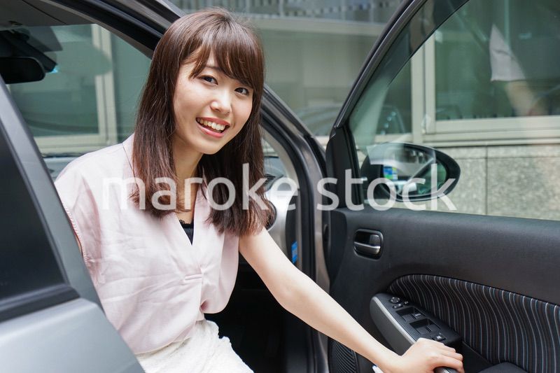 車から降りる女性