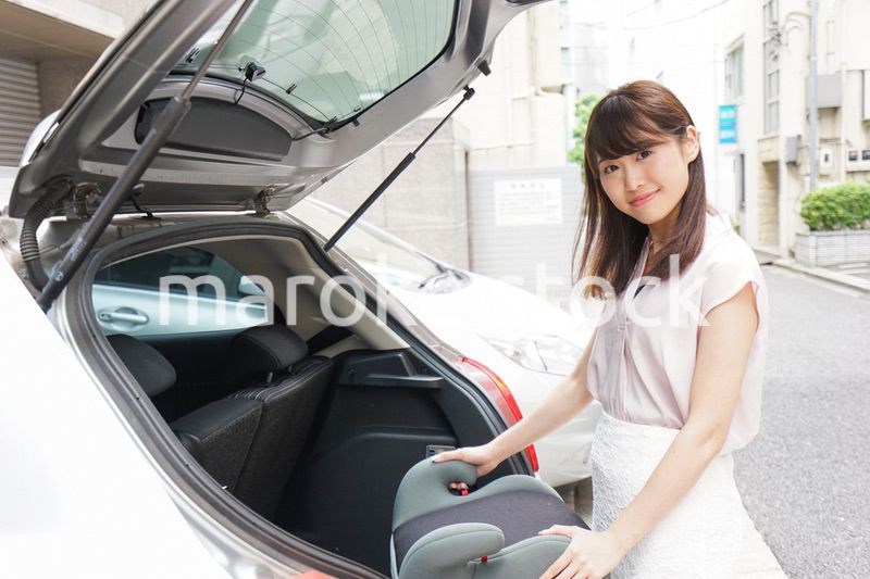 チャイルドシートを持つ女性