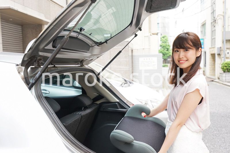 チャイルドシートを持つ女性
