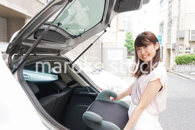 チャイルドシートを持つ女性