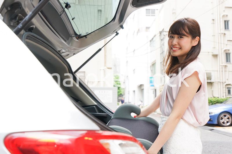 チャイルドシートを持つ女性