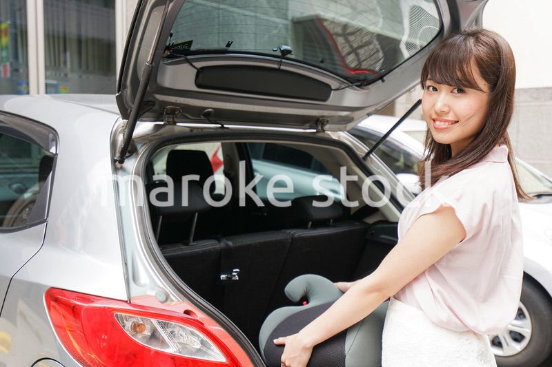 チャイルドシートを持つ女性