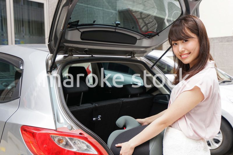 チャイルドシートを持つ女性