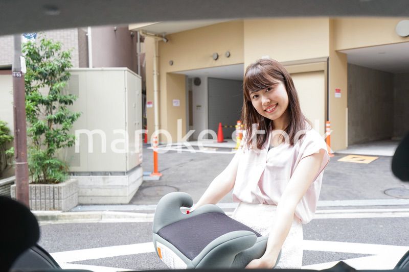 チャイルドシートを持つ女性