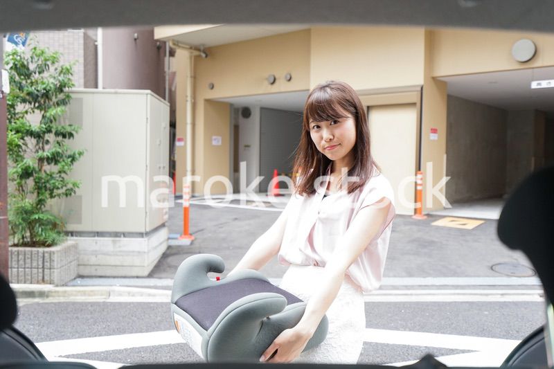 チャイルドシートを持つ女性