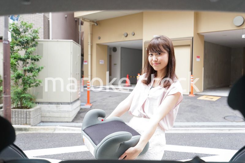 チャイルドシートを持つ女性