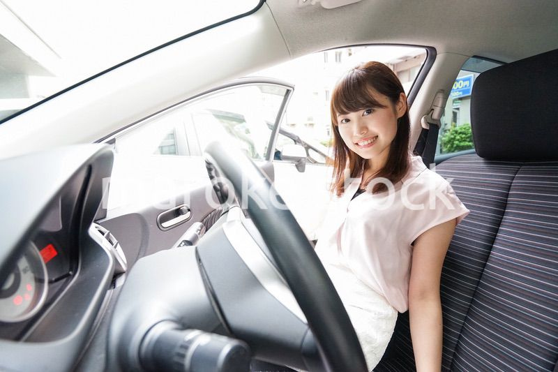 車を運転する若い日本人女性