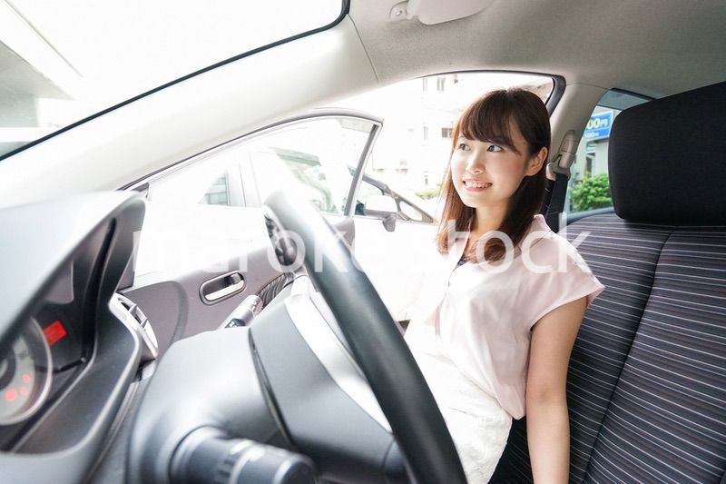 車を運転する若い日本人女性