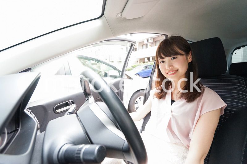 車を運転する若い日本人女性