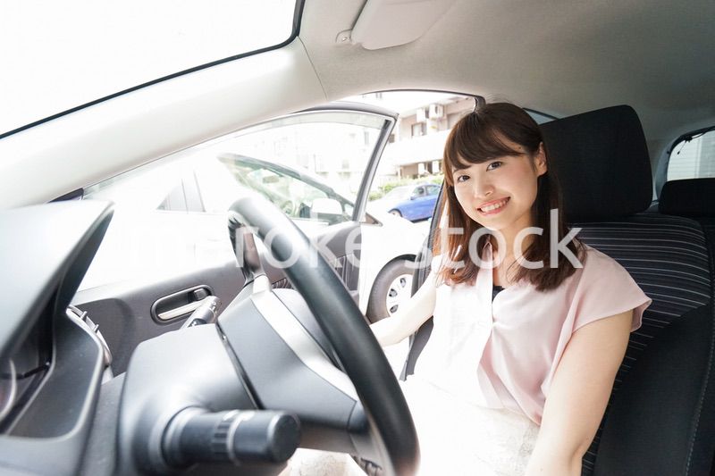 車を運転する若い日本人女性