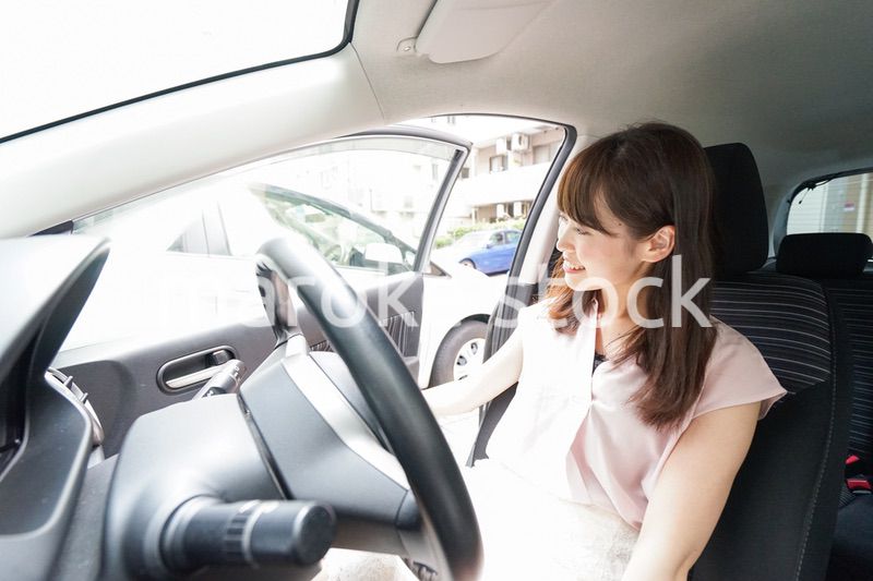 車を運転する若い日本人女性
