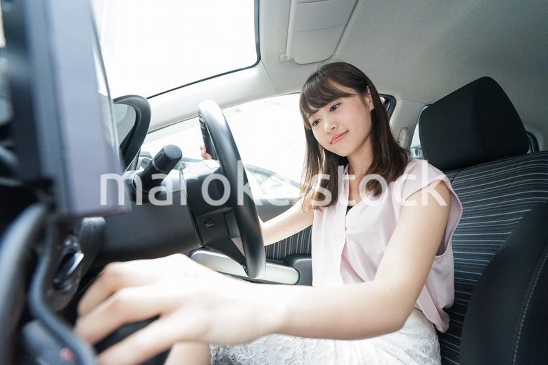 カーナビを使う女性