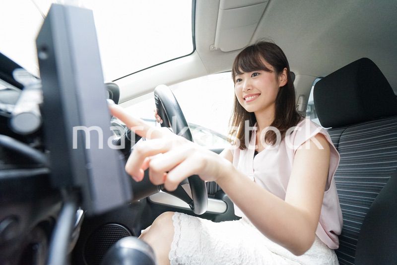 カーナビを使う女性