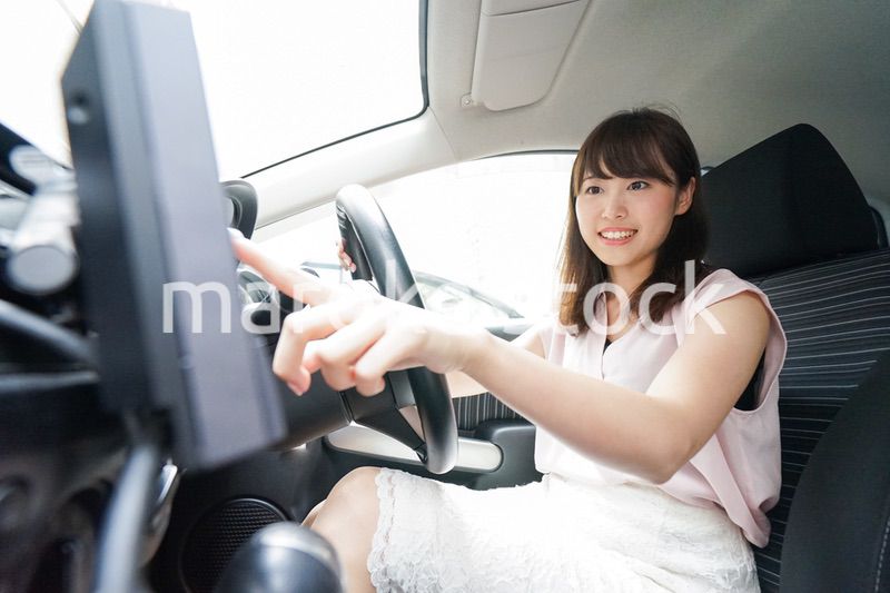 カーナビを使う女性
