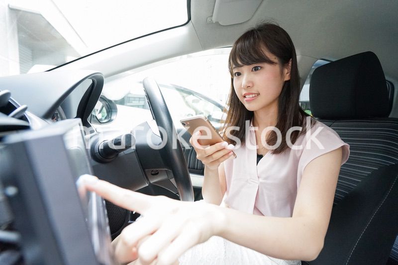 カーナビを使う女性