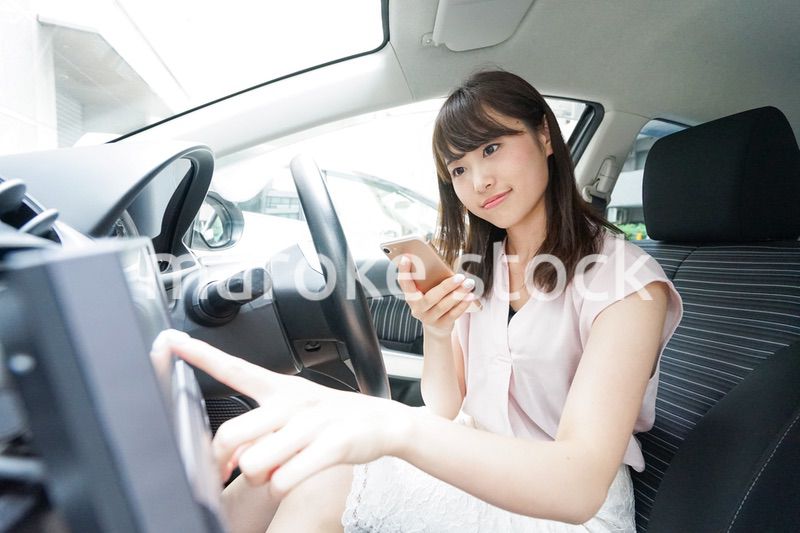 カーナビを使う女性