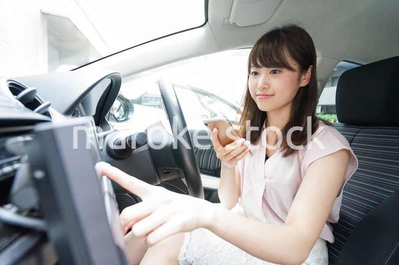 カーナビを使う女性