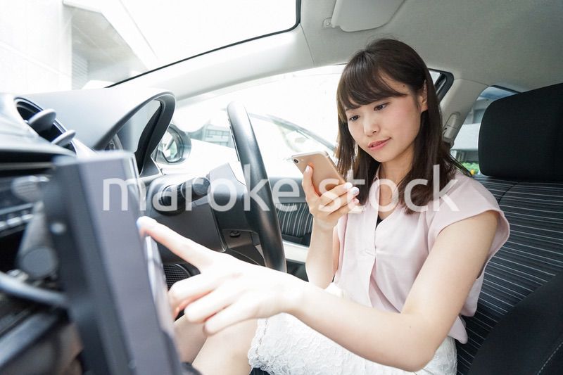 カーナビを使う女性