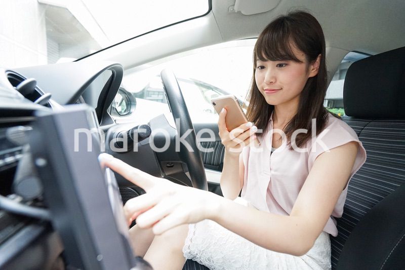 カーナビを使う女性