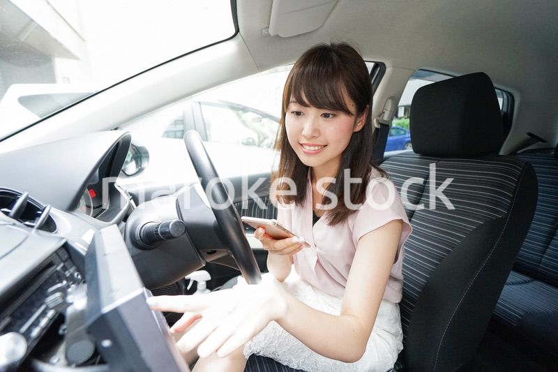 カーナビを使う女性
