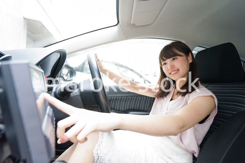 カーナビを使う女性