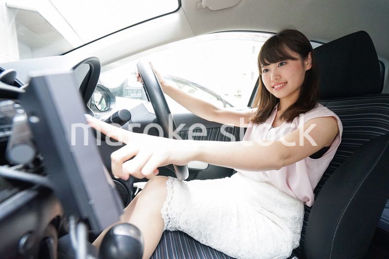 カーナビを使う女性