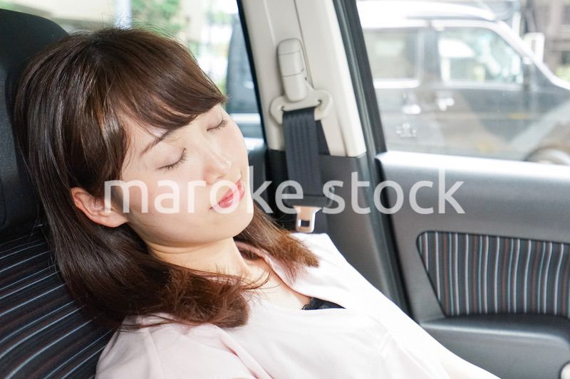 車で寝る女性