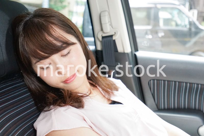 車で寝る女性