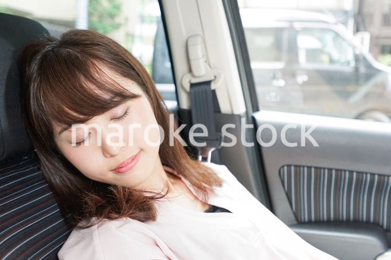 車で寝る女性