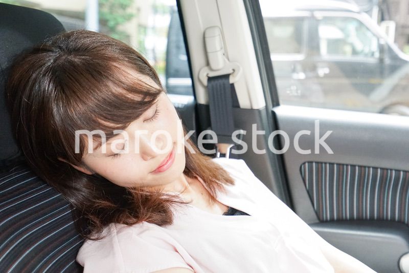 車で寝る女性