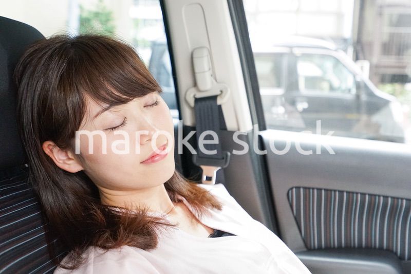 車で寝る女性