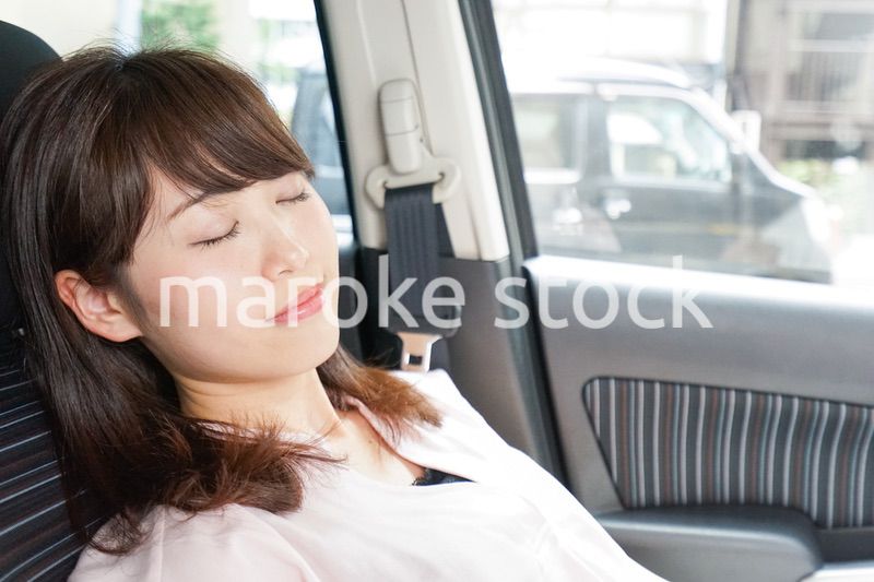 車で寝る女性