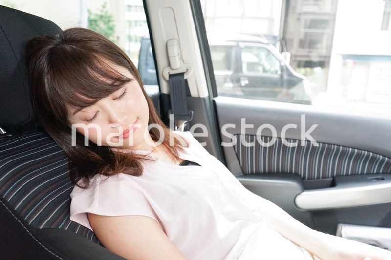 車で寝る女性