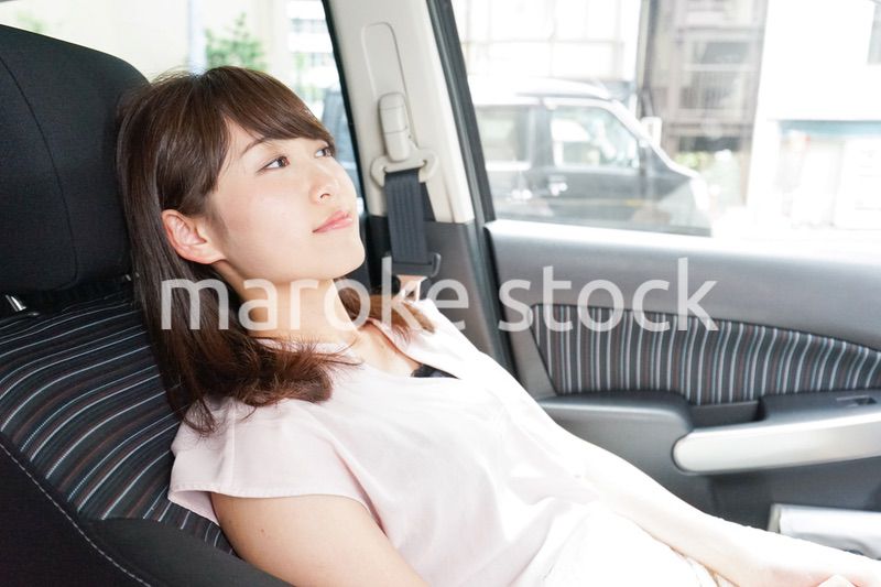 車で寝る女性