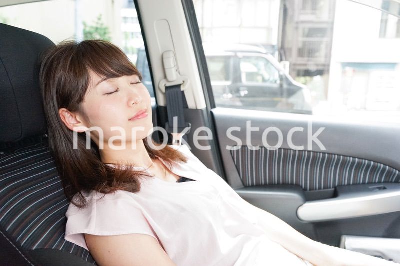 車で寝る女性