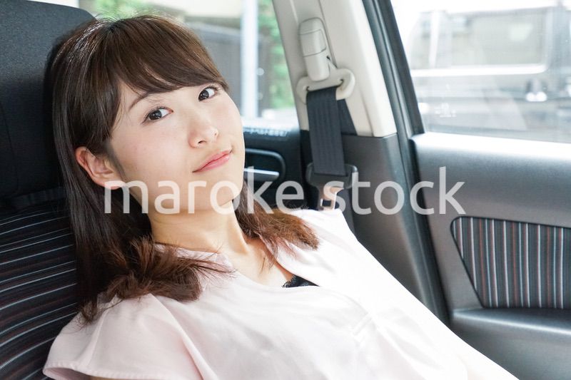 車で寝る女性