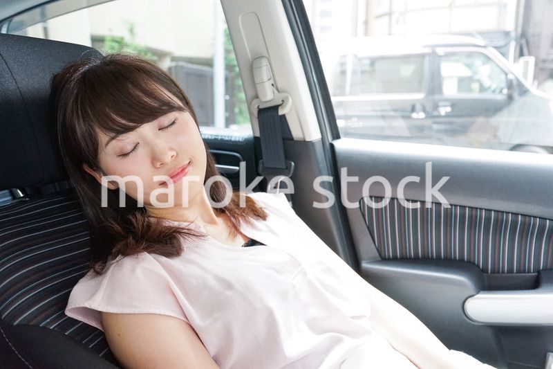 車で寝る女性