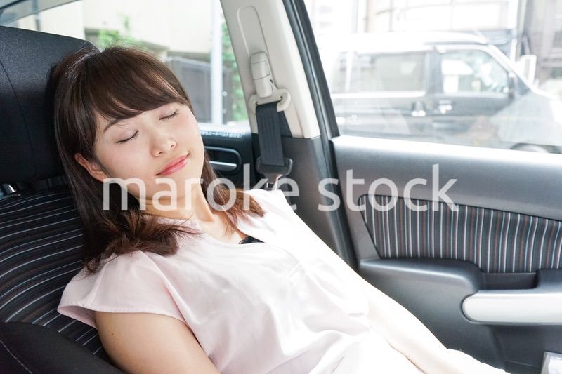 車で寝る女性