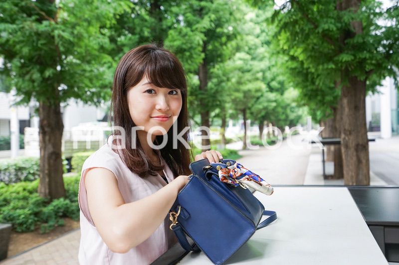 カバンを見る若い女性