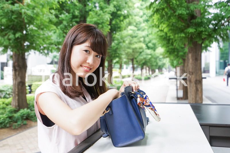 カバンを見る若い女性