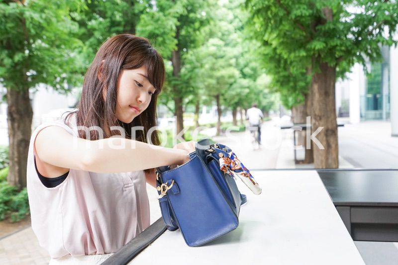 カバンを見る若い女性