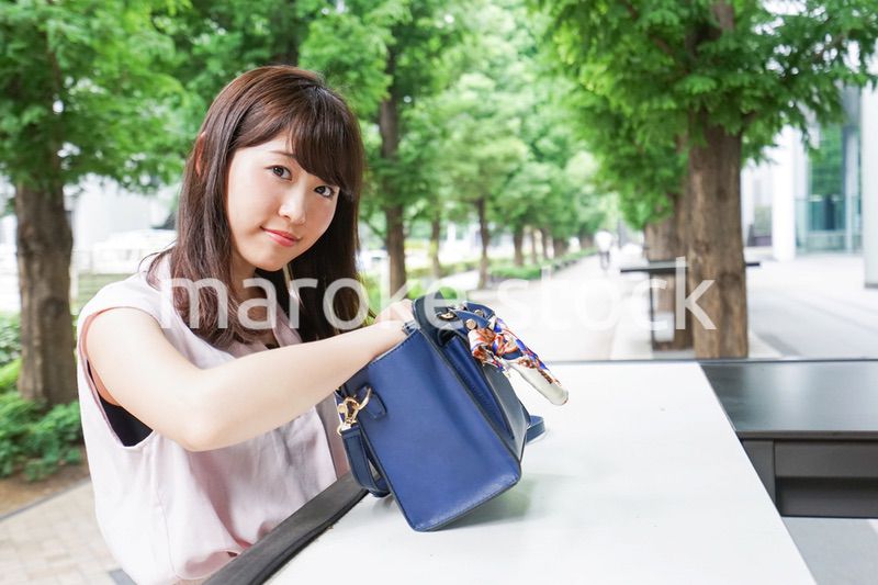 カバンを見る若い女性