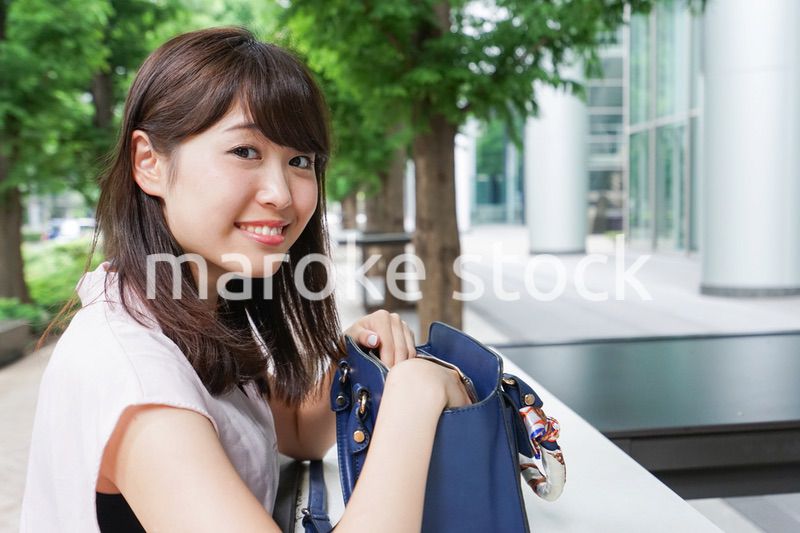 カバンを見る若い女性