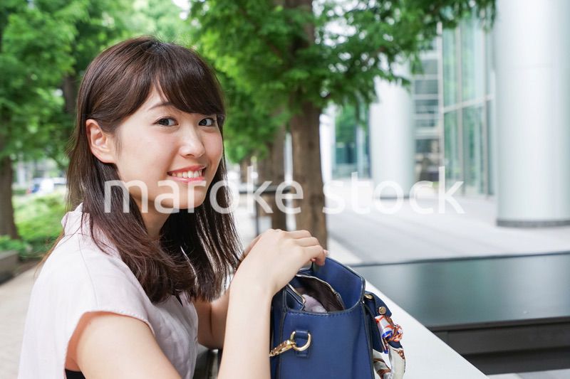 カバンを見る若い女性
